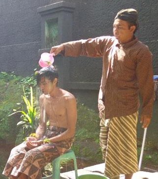 ritual-pasangan-suami-istri-di-sendang-widodaren_20160604_200042